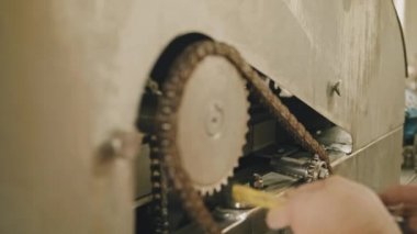 Genç İşçi Mekanizma Fabrikası Kuruyor. Yüksek kalite 4k görüntü