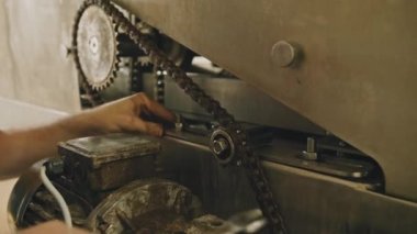 Genç İşçi Mekanizma Fabrikası Kuruyor. Yüksek kalite 4k görüntü