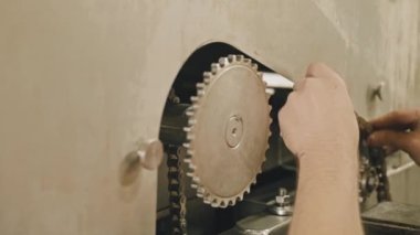 Genç İşçi Mekanizma Fabrikası Kuruyor. Yüksek kalite 4k görüntü