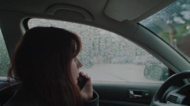 Kadın gergin ve telefonda arabanın bozulduğunu, yardım yağmuru yağdığını söylüyor. Yüksek kalite 4k görüntü