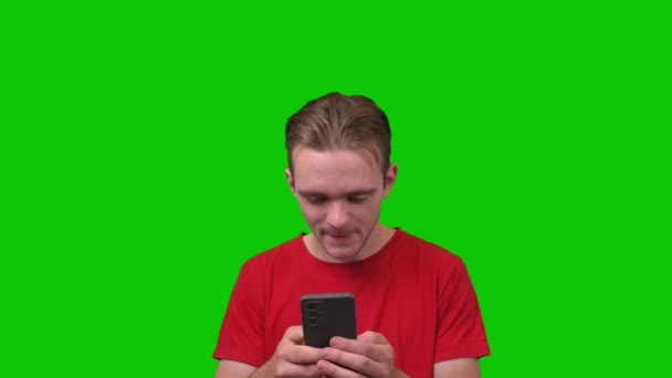 Překvapivý Muž Píše Telefonu Happy Green Screen Concept Vysoce Kvalitní — Stock video