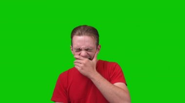 Güzel Adam Esneyen ve Ağız Yeşil Ekran Konseptini Kapsıyor. Yüksek kalite 4k görüntü