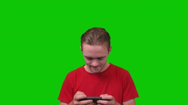 Γοητευτικός Άνθρωπος Παίζει Παιχνίδι Στο Κινητό Τηλέφωνο Πράσινη Οθόνη Concept — Αρχείο Βίντεο