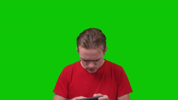 Charming Man Joacă Joc Telefonul Mobil Green Screen Concept Imagini — Videoclip de stoc