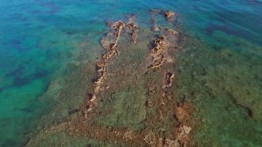 Korfu Adası 'ndaki kıyı ve dalgalar yavaş hareket ediyor. Yüksek kalite 4k görüntü
