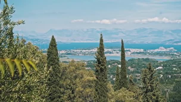 山顶风景的山 你可以看到科尔基拉市和部分机场 高质量的4K镜头 — 图库视频影像