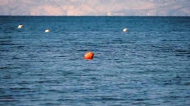 Turuncu Şamandıra Mavi Deniz Arkadaki Dağlara Karşı Yunanistan Korfu. Yüksek kalite 4k görüntü