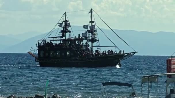 Kerkyra Griechenland September 2022 Touristenattraktion Schwarzrosen Piratenschiff Auf Korfu Griechenland — Stockvideo