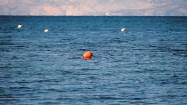 Laranja Bóia Mar Azul Contra Fundo Montanhas Grécia Corfu Imagens — Vídeo de Stock