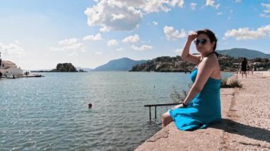 Kadın Oturuyor, İskele Korfu Havaalanı Uçak Tespit Bölgesi Havaya hayran. Yüksek kalite 4k görüntü