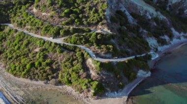Arkoudilas Sahili İnsansız Hava Aracı Uçuşu Yunanistan Kayalık Sahil Denizi. Yüksek kalite 4k görüntü