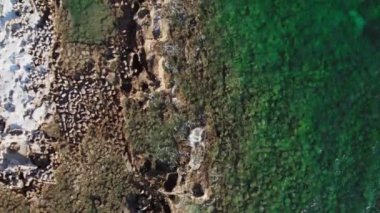 Korfu Adası 'ndaki kıyı ve dalgalar yavaş hareket ediyor. Yüksek kalite 4k görüntü