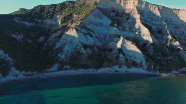 Arkoudilas Sahili İnsansız Hava Aracı Uçuşu Yunanistan Kayalık Sahil Denizi. Yüksek kalite 4k görüntü