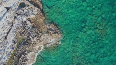Korfu Adası 'ndaki kıyı ve dalgalar yavaş hareket ediyor. Yüksek kalite 4k görüntü