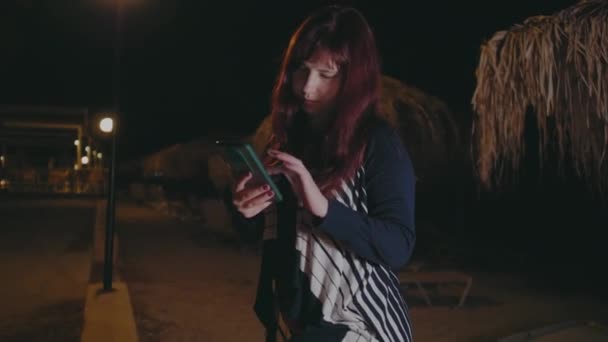 Häpnadsväckande Kvinna Bläddra Igenom Telefon Bakgrund Beach Night Högkvalitativ Film — Stockvideo