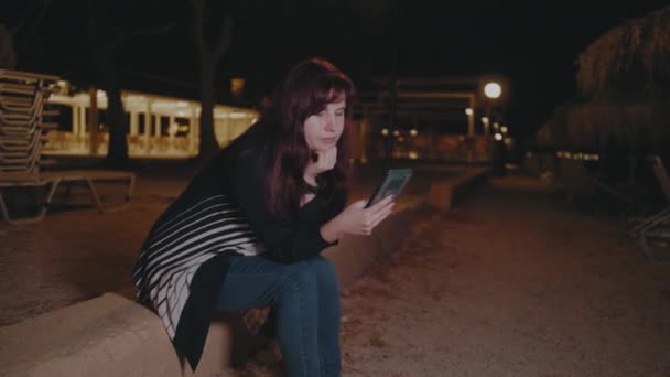 Młoda Kobieta Przebijająca Się Przez Tło Telefonu Beach Night Wysokiej — Wideo stockowe