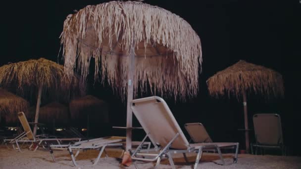 Παραλία Ξαπλώστρες Και Ομπρέλες Βράδυ Παραλία Μωραΐτικα Υψηλής Ποιότητας Πλάνα — Αρχείο Βίντεο