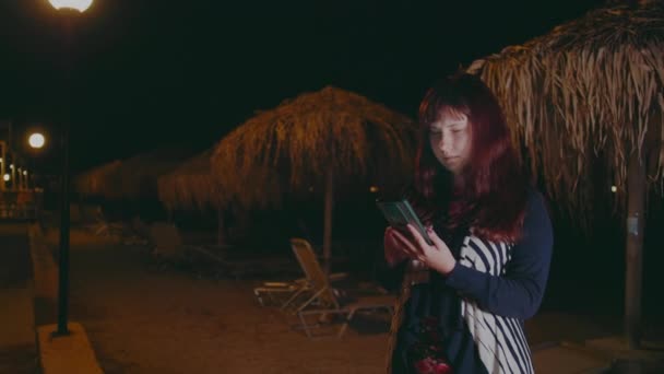 Fantastisk Kvinna Bläddra Igenom Telefon Bakgrund Beach Night Högkvalitativ Film — Stockvideo