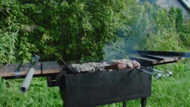 Izgaraya yakın çekimde domuz eti. Yüksek kalite 4k görüntü