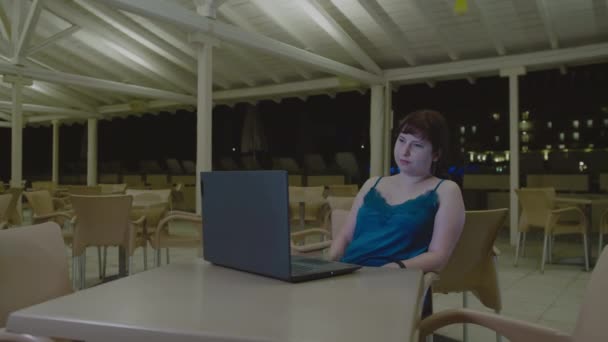 Mujer Sentada Sola Café Hablando Laptop Video Call Night Corfu — Vídeo de stock