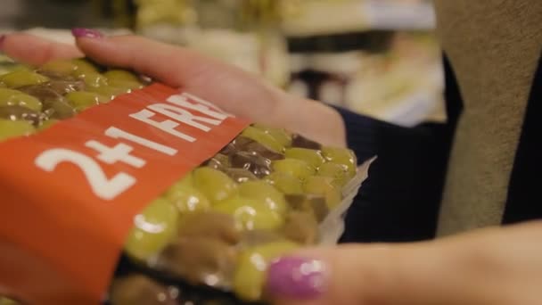 여성은 상점에서 물건을 설명을 자세히 고품질 — 비디오