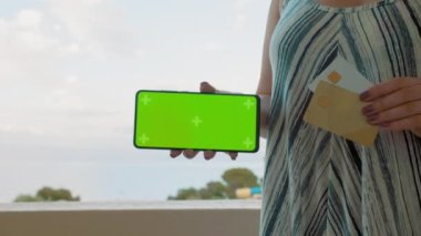 Harika Kadın Telefonla Bekliyor Balkon Yeşil Ekran Konsepti. Yüksek kalite 4k görüntü
