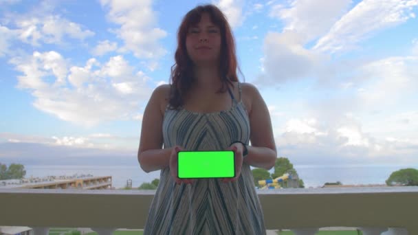 Гарненька Жінка Стоїть Телефоном Концепція Зеленого Екрану Балконі Високоякісні Кадри — стокове відео