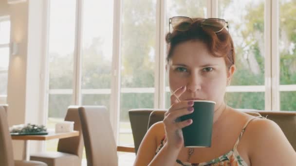 Kobieta Pijąca Kawę Papieru Czarny Kubek Cafe Grecja Korfu Wysokiej — Wideo stockowe
