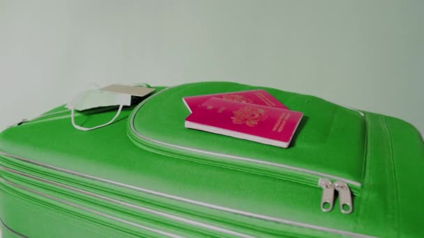 Европейские Паспорта Лежат Зеленом Чехле Против Голубой Стены Высококачественные Кадры — стоковое видео