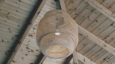 Tavandaki ahşap kutunun üstündeki lamba odunu ısıttı ve sıcacık yaptı. Yüksek kalite 4k görüntü