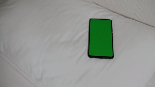 Telefon Komórkowy Greenscreen Lies Hotel Room Concept Relaks Wysokiej Jakości — Wideo stockowe