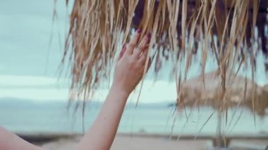 Palm Young Woman Süzülüyor Saman Şemsiyesi Arkaplan Denizi 'nden ayrılıyor. Yüksek kalite 4k görüntü