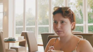 Yunanistan 'ın Cafe Corfu' sunda, Siyah Kupa 'dan kahve içen kadın. Yüksek kalite 4k görüntü