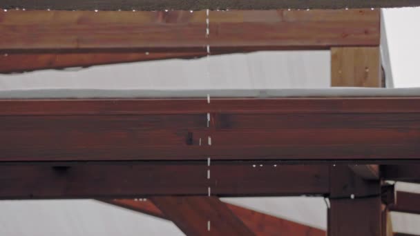 Krople Kapią Strumieniem Deszczu Tle Drewniane Belki Restauracja Asfalt Wysokiej — Wideo stockowe