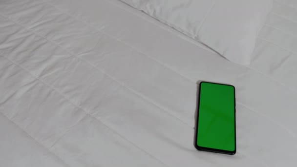 Mobilní Telefon Greenscreen Leží Hotelovém Pokoji Koncepce Relaxace Vysoce Kvalitní — Stock video