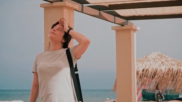 Pretty Woman Sahil Denizi Parallax Kamerasında Parlayan Güneş Rahatlatıyor Yüksek — Stok video