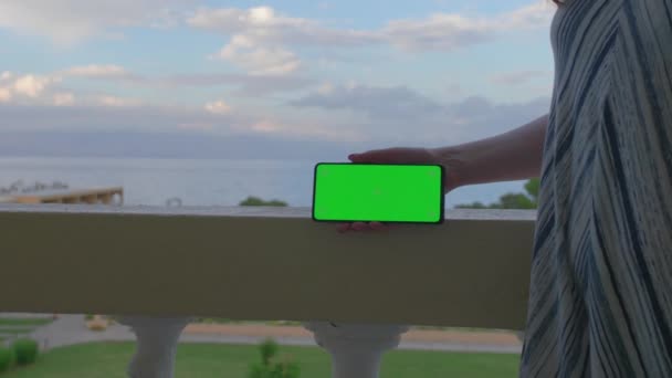 Yakışıklı Kadın Telefonla Bekliyor Balkon Yeşil Ekran Konsepti Yüksek Kalite — Stok video