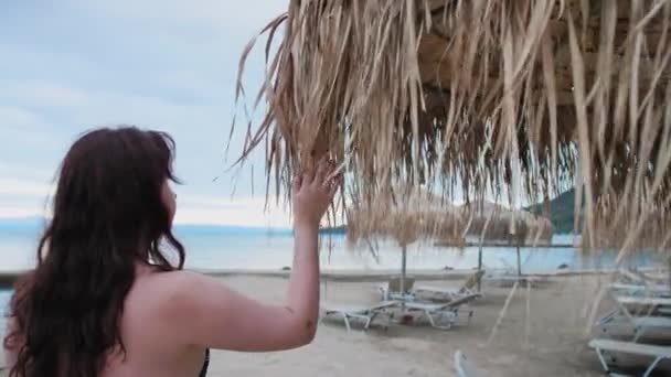 Palm Young Woman Glides Leaves Straw Umbrella Bakgrund Havet Högkvalitativ — Stockvideo