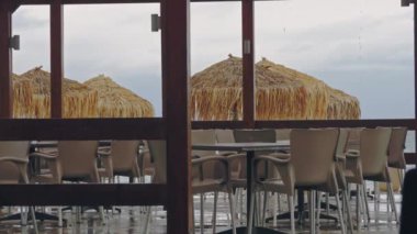 Boş Kafe Yağmuru Kimse Kötü Hava Tatili İzolasyonunu Erteleyemez. Yüksek kalite 4k görüntü