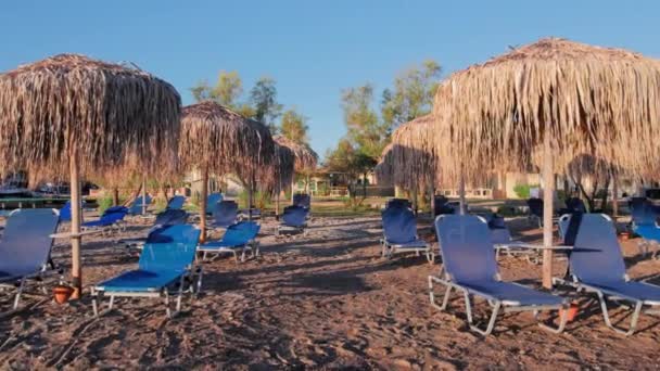Caméra Déplace Entre Les Parasols Chaises Longues Relaxation Beach Hotel — Video
