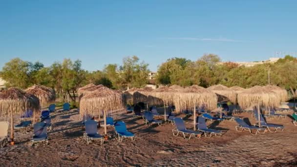 Κάμερα Κινεί Παράλληλες Ηλιακές Ομπρέλες Sun Loungers Relaxation Beach Hotel — Αρχείο Βίντεο