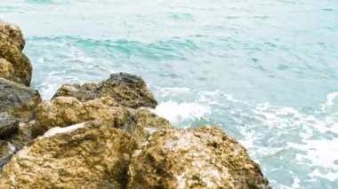 Mavi Deniz Dalgaları Kayalıklardaki Kayalara Vuruyor Yavaş Hareketli Korfu. Yüksek kalite 4k görüntü