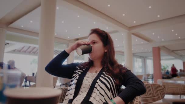カフェに座ってギリシャのコーフの周りにコーヒーを飲む若い女性 高品質4K映像 — ストック動画