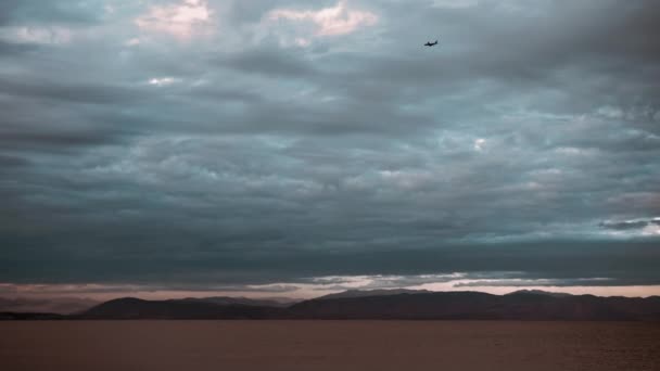 Repülőgép Landol Korfu Szigetén Rossz Időben Felhős Tengeri Hegyek Partján — Stock videók