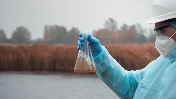 Environmentalista Míchá Špinavou Vodu Zkušební Baňce Vědec Ochranném Obleku Brýlemi — Stock video