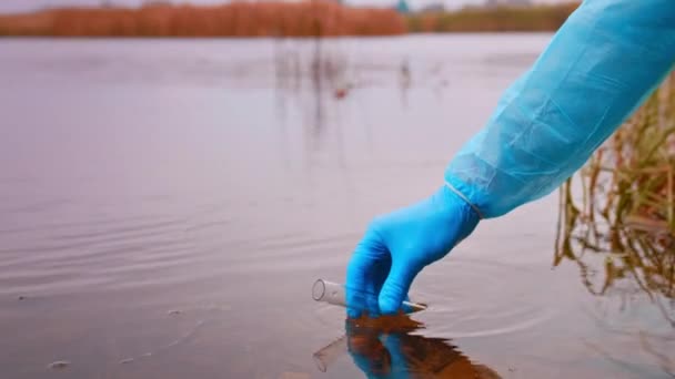 Side View Handschoen Hand Water Collecting Tube Wetenschapper Verzamelt Materialen — Stockvideo