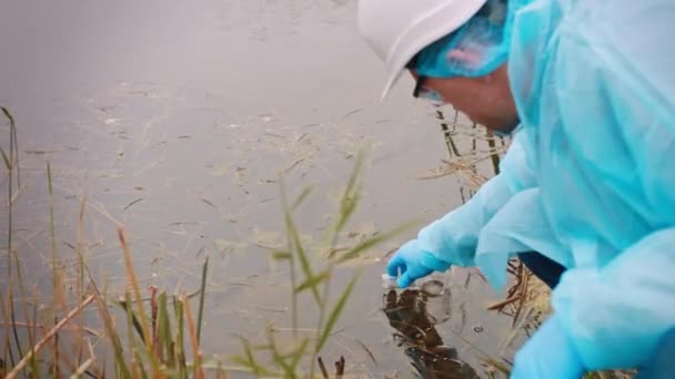 Joven Especialista Recoge Agua Sucia Matraz Prueba Para Análisis Contaminación — Vídeo de stock