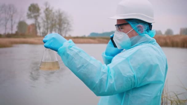 Επιστήμονας Ερευνητής Κατέχει Δείγματα Νερό Από Λίμνη Στα Χέρια Του — Αρχείο Βίντεο
