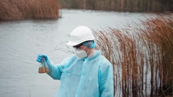 Konservieren Sie Wasser Und Umwelt Cientist Tragen Schutzanzug Und Handschuh — Stockvideo
