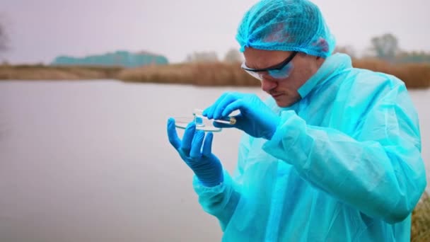 Biologo Versando Acqua Dalla Provetta Nel Piatto Petri Scienziato Indossa — Video Stock